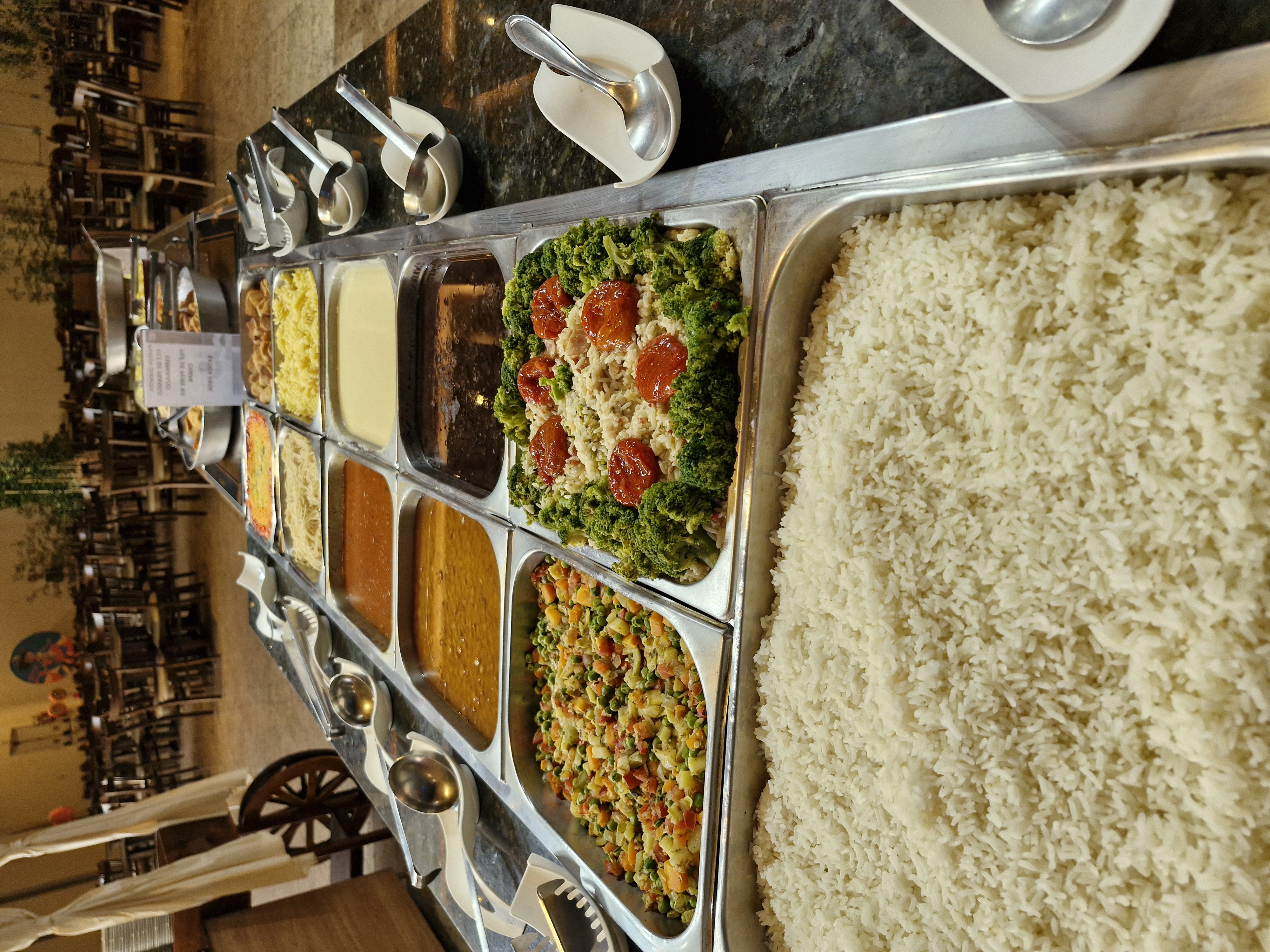 Mesa de buffet com pratos brasileiros variados